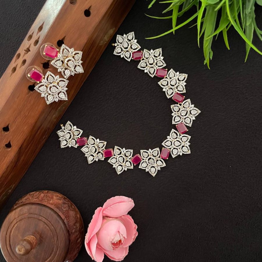 AMERICAN DIAMOND WHITE STONE FLORAL NECKLACE[RUBY]