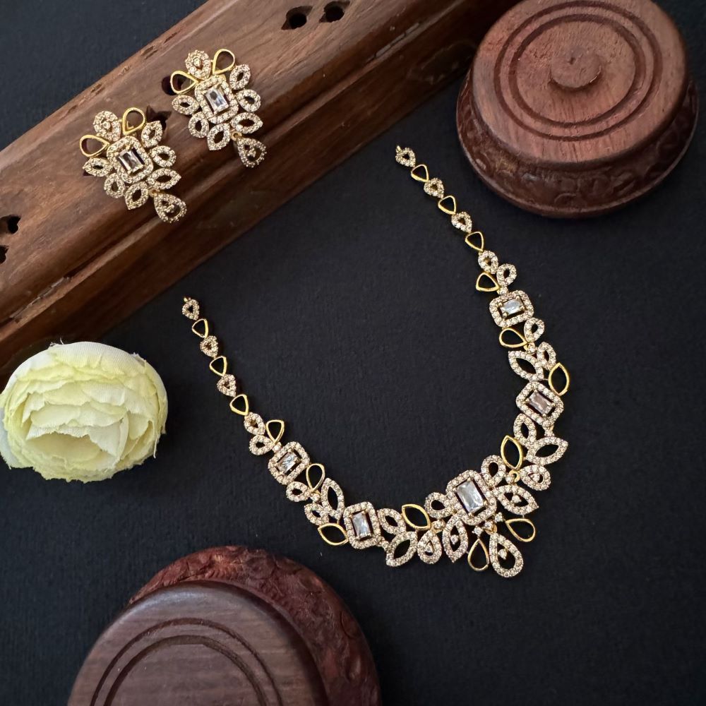 WHITE HEY LEAFY NECKLACE