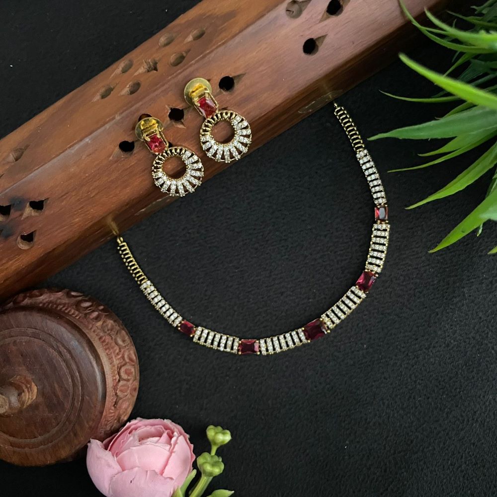 MINIMAL RUBY STONE PATTERN NECKLACE 