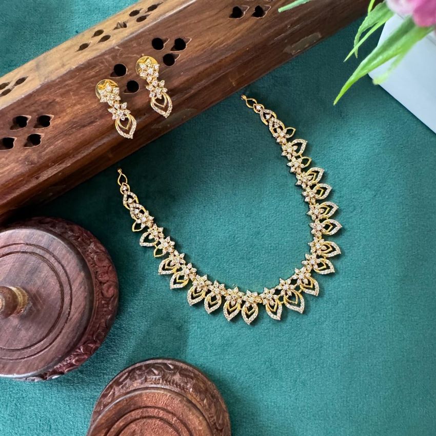 SMALL LEAFY NECKLACE