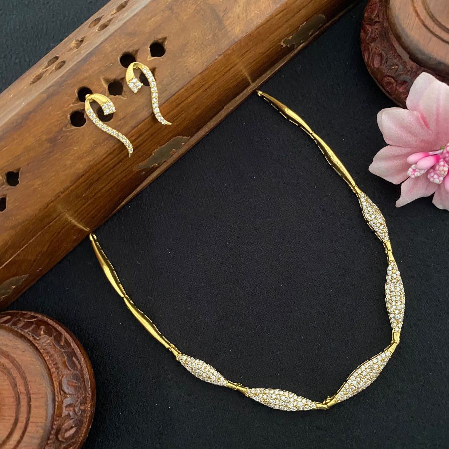 DIAMOND REPLICA WHITE STONE NECKALCE 