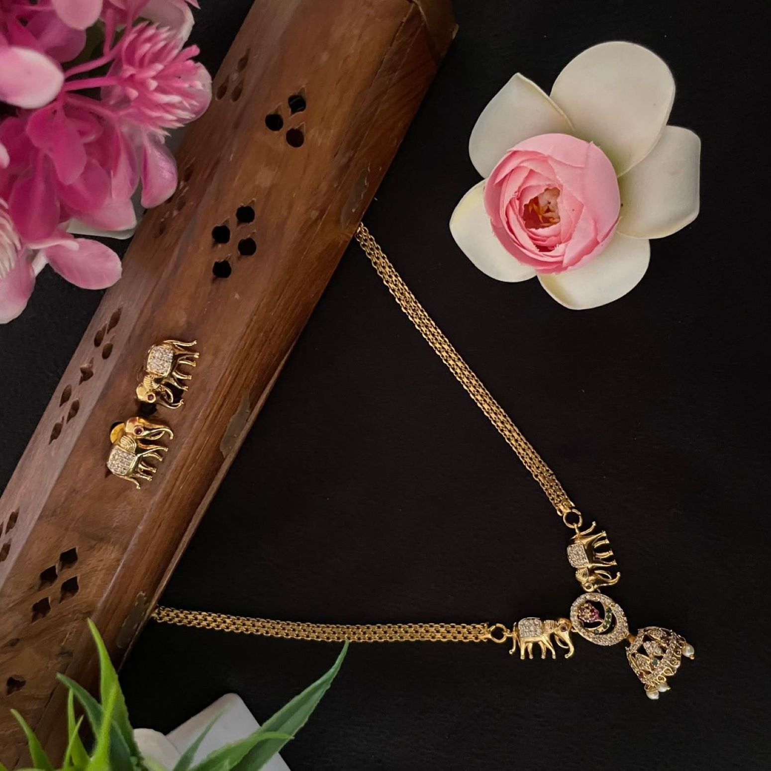 SMALL ELEPHANT ATTAGAI 