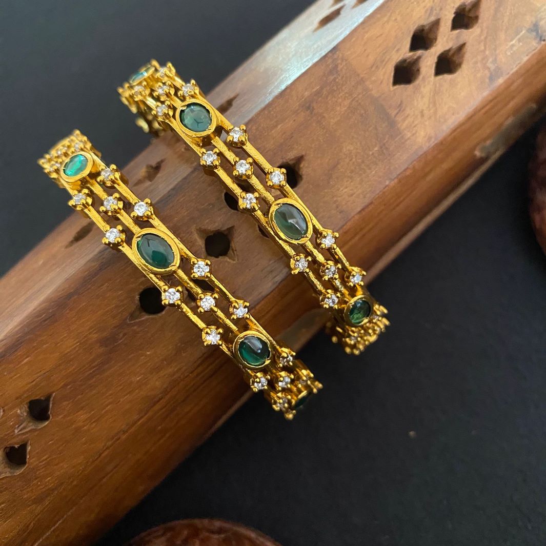 ANTIQUE GOLD CLASSSIC GREEN STONE BANGLES 