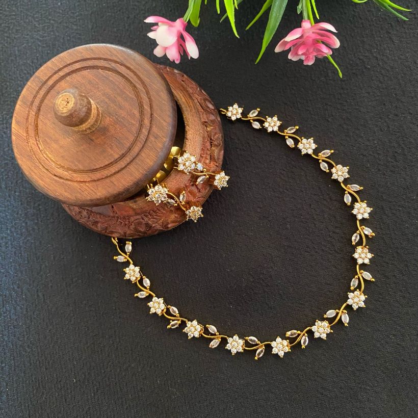 REAL GOLD INSPIRED WHITE STONE LEAFY NECKALCE 