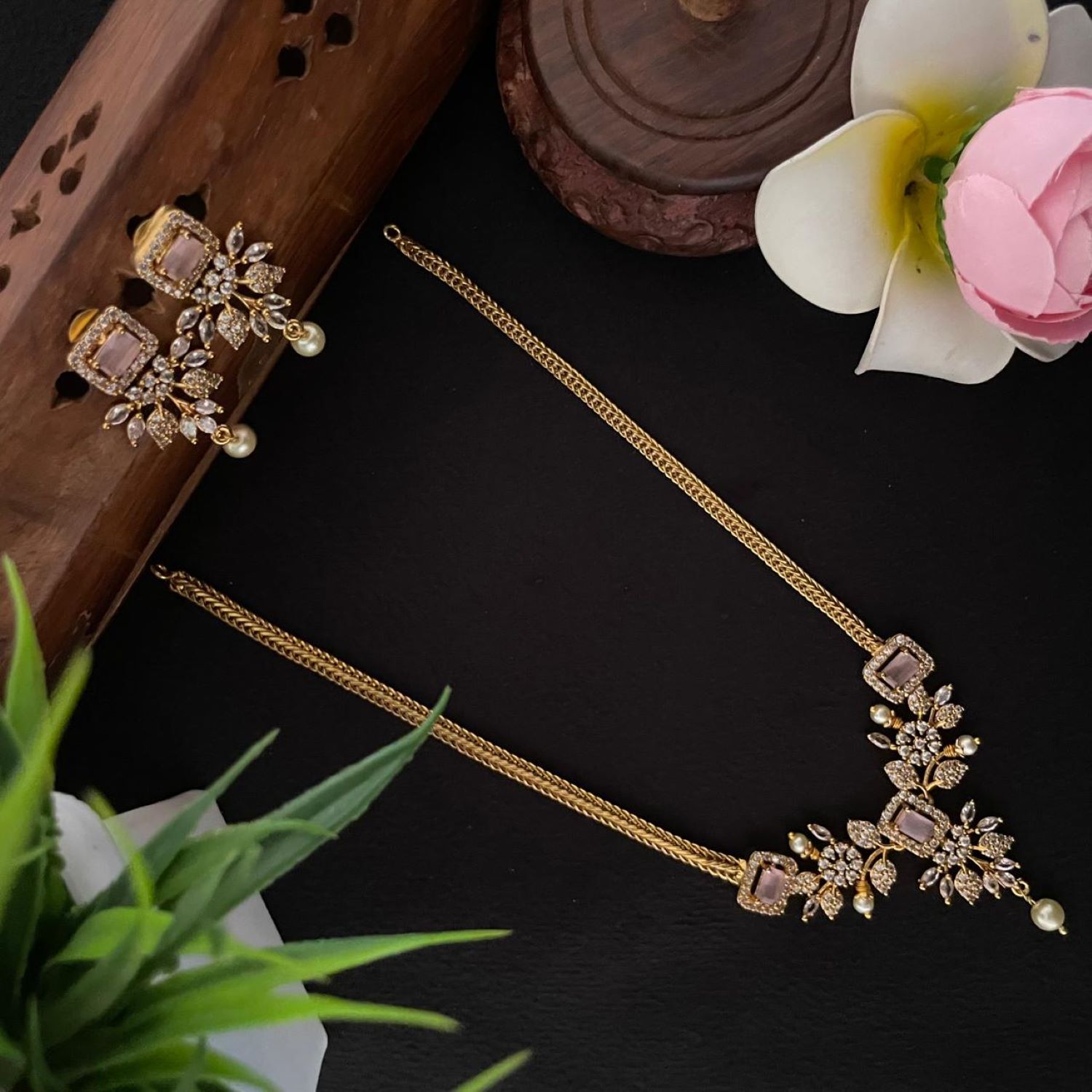 ATTIGAI WITH PINK FLORAL PEARLS NECKLACE 