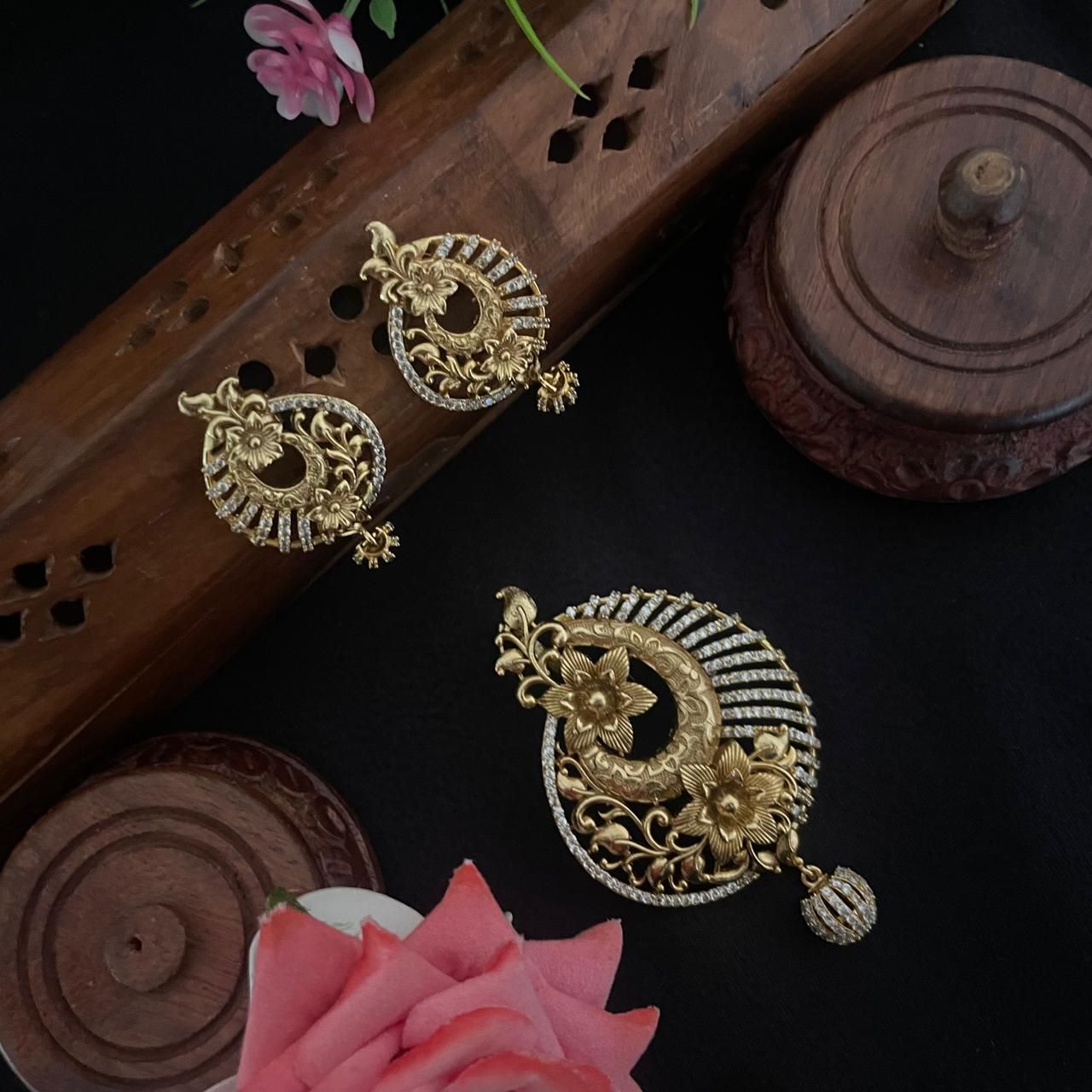 ANTIQUE FINESH FLORAL PATTERN PENDANT WITH EARRING