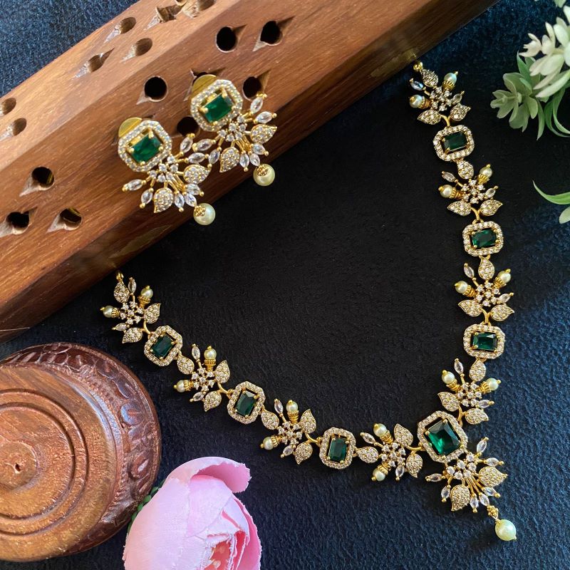 GREEN LEAFY BLOCK NECKLACE 