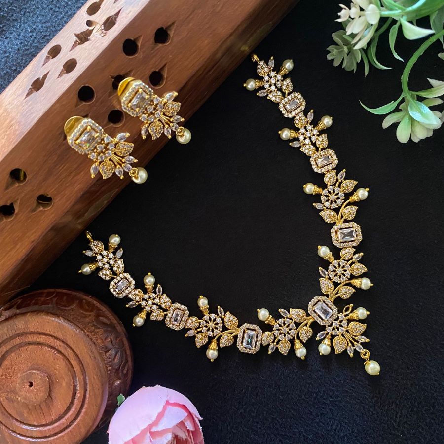 WHITE LEAFY BLOCK NECKLACE 